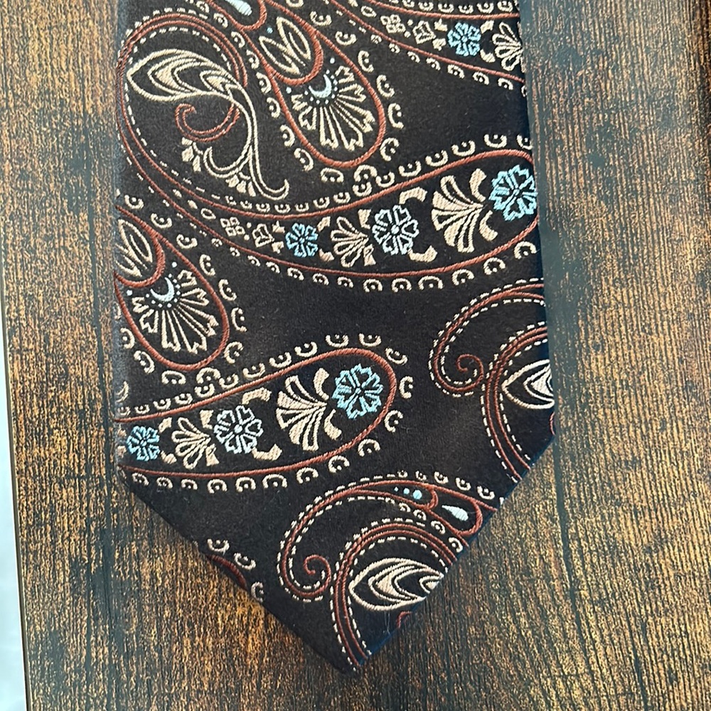ISAIA men’s necktie. Handmade in Italy.